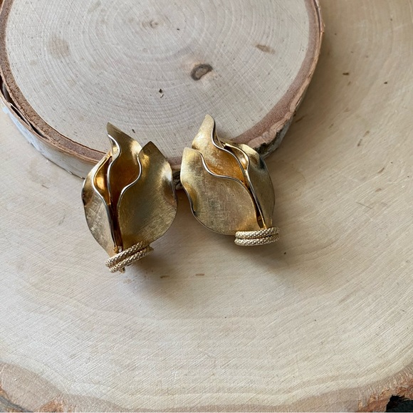 Vintage- Demi-Parure Stylized Gilt Brooch & Clip Back Earrings - Picture 12 of 13